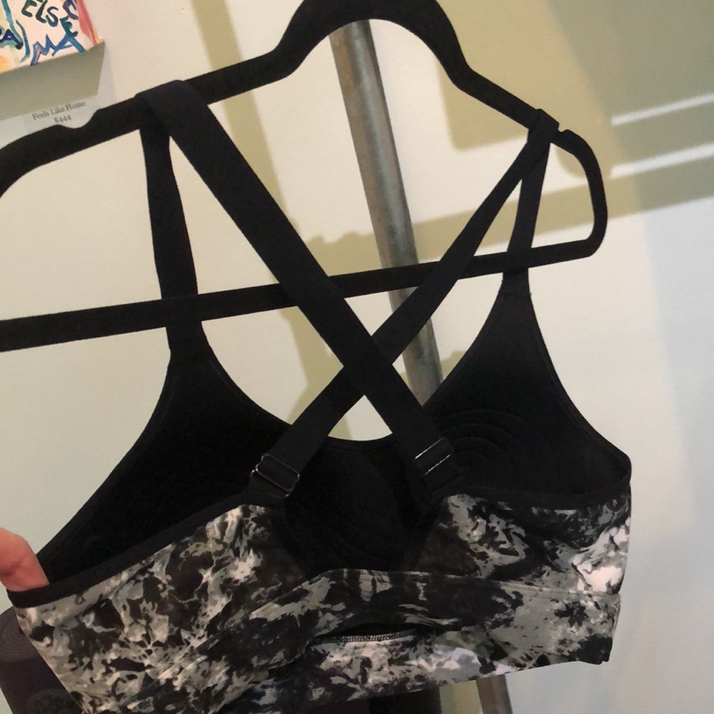 Black and White Under Armour sports bra - Picture 6 of 9
